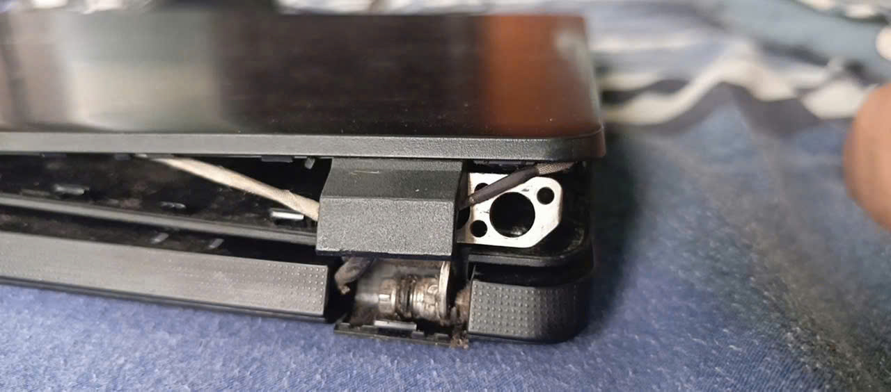 Laptop bị gãy bản lề tại Bắc Ninh - sửa hay thay mới